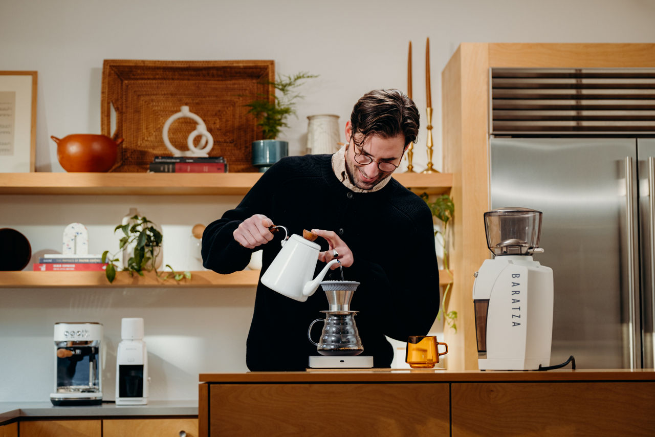 Frischer Kaffee, bereit zum Mahlen in der Baratza Encore Mühle.